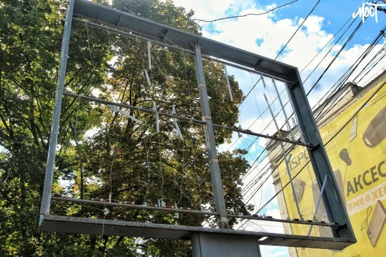 У Херсоні демонтують три аварійні бігборди