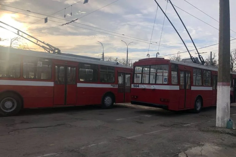У Херсоні вийшли на маршрути 2 тролейбуси, які передав Миколаїв