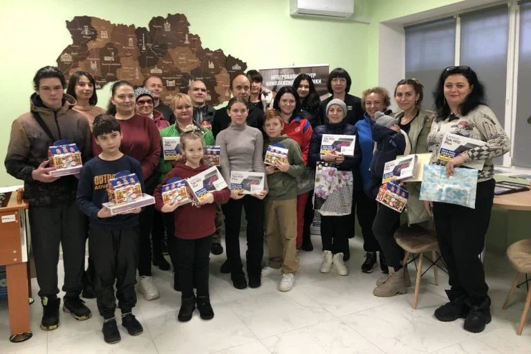 У Херсонській громаді 20 багатодітним родинам передали планшети