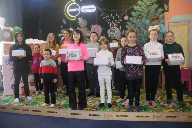 Херсонські діти отримали подарунки з Хмельниччини