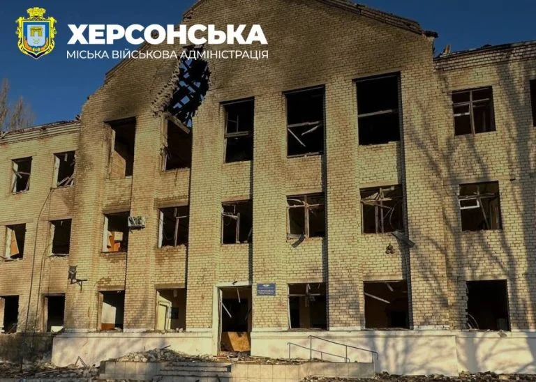 Війська РФ обстріляли будівлю освітнього закладу на Херсонщині (фото)