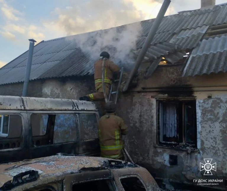 Через обстріл у Бериславі горів житловий будинок та автомобілі