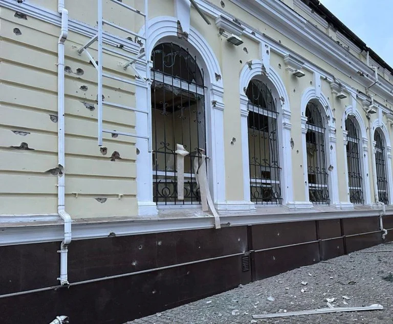 Стало відомо про ще одну постраждалу внаслідок обстрілу вокзалу у Херсоні