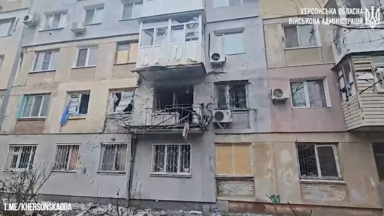 У Херсонській ОВА показали наслідки ворожих обстрілів житлових кварталів Херсона (відео)
