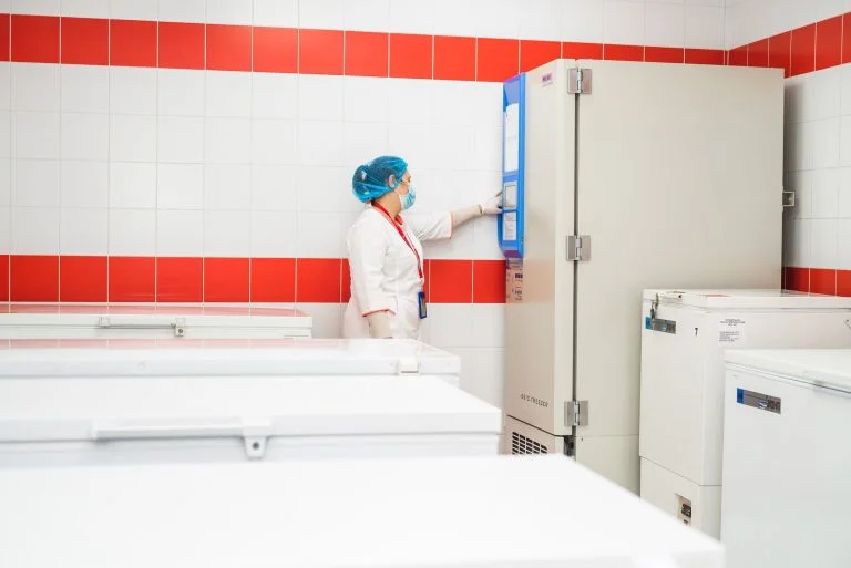 Херсону передали зарядні станції для холодильників, в яких зберігається донорська кров