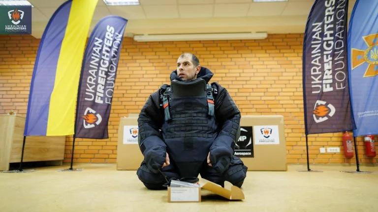 Херсонські піротехніки отримали новий спецодяг