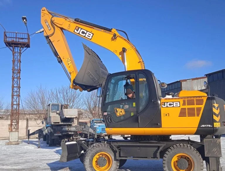 КП “Херсонтеплоенерго” передали нову спецтехніку