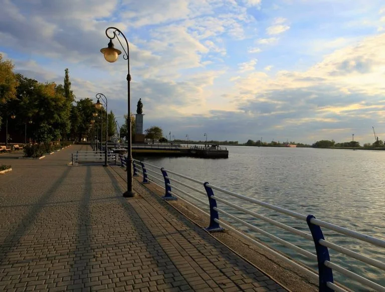 Який вигляд має набережна на проспекті Незалежності у Херсоні (відео)