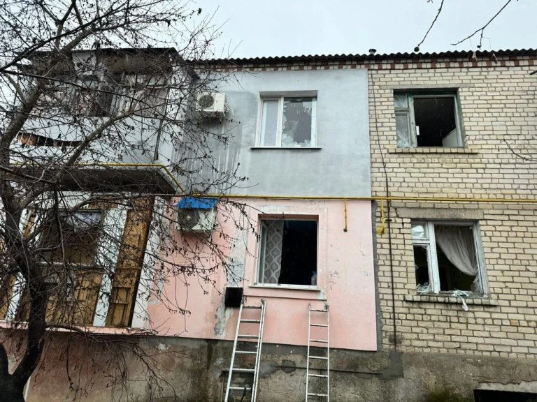 Наслідки сьогоднішніх обстрілів житлових кварталів Херсона (відео)