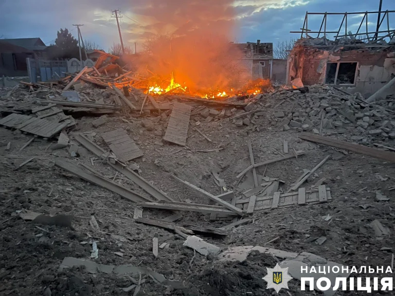 На Херсонщині з-під російських обстрілів поліцейські евакуювали літню жінку з сином