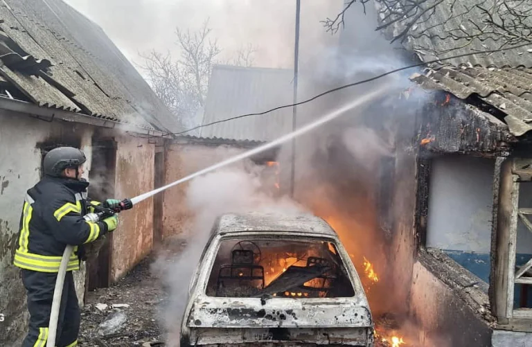 Через російські обстріли у Бериславському районі загорілися житловий будинок та легковий автомобіль