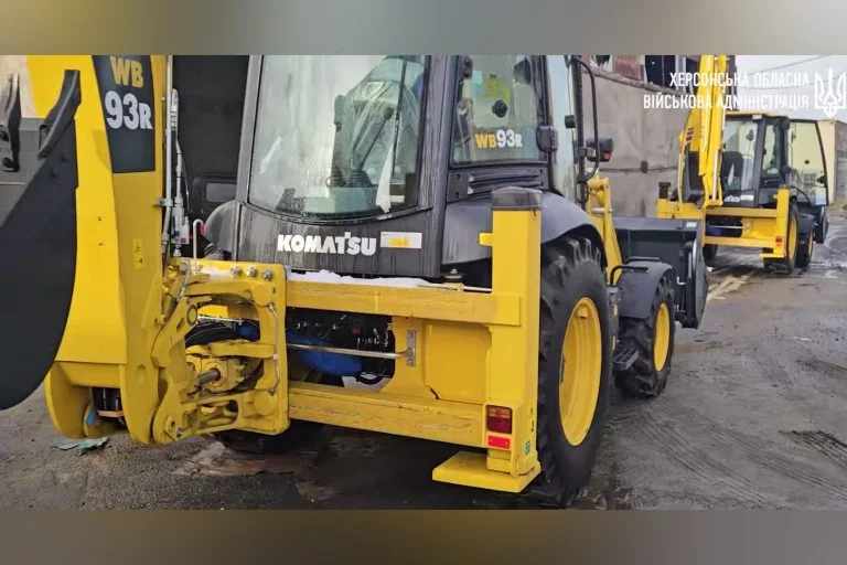 На Херсонщині обласним комунальникам передали екскаватори