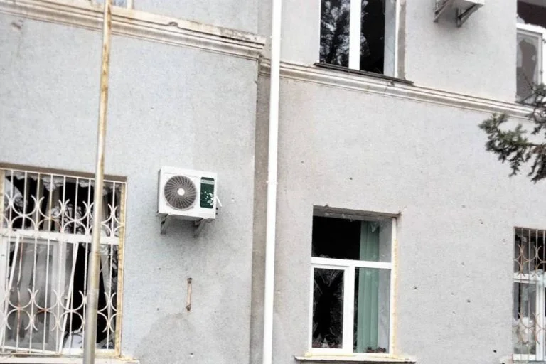 Росіяни обстріляли центр Білозерки на Херсонщині: є травмована