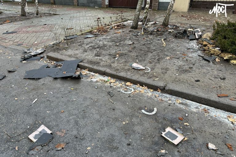 У Херсоні росіяни дронами влучили в дорогу біля готелю (ФОТО і ВІДЕО)