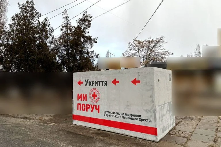 У Херсоні на Острові встановили нове укриття від обстрілів