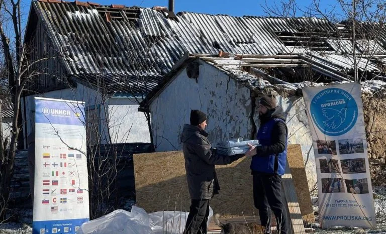 Жителям Високого передали будівельні набори для ремонту житла