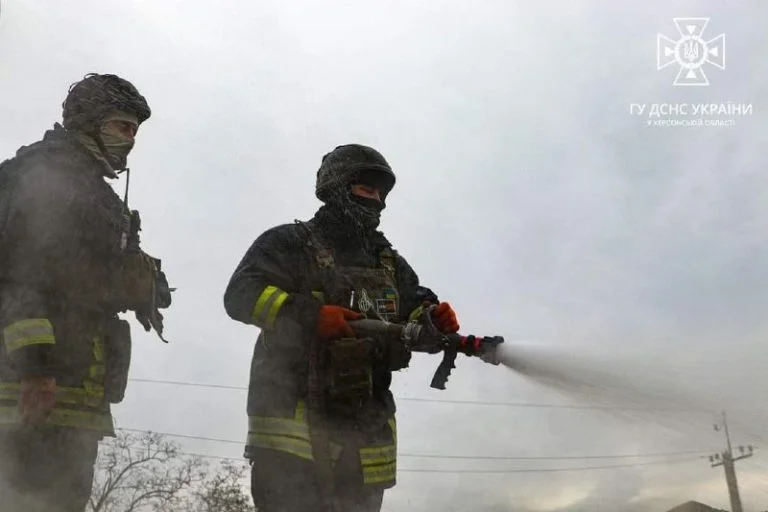 Унаслідок обстрілу Садового на Херсонщині горів житловий будинок (відео)
