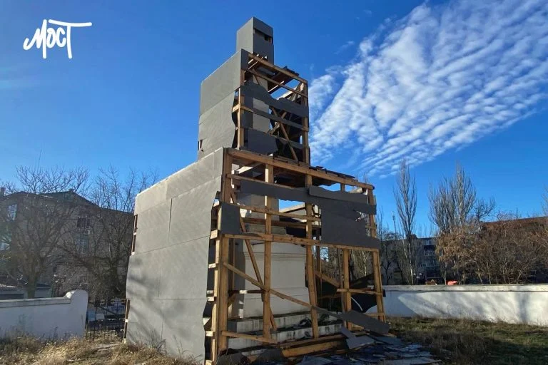Стан пам’ятника Джону Говарду у Херсоні після російського обстрілу (фото, відео)
