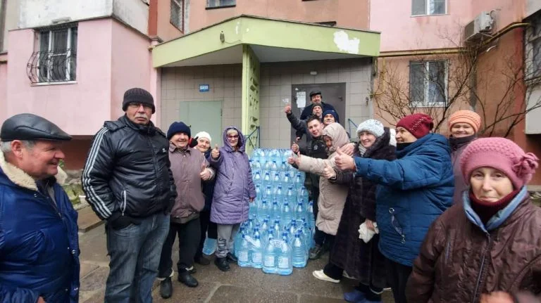 Мешканцям мікрорайону Корабел у Херсоні почали доставляти питну воду