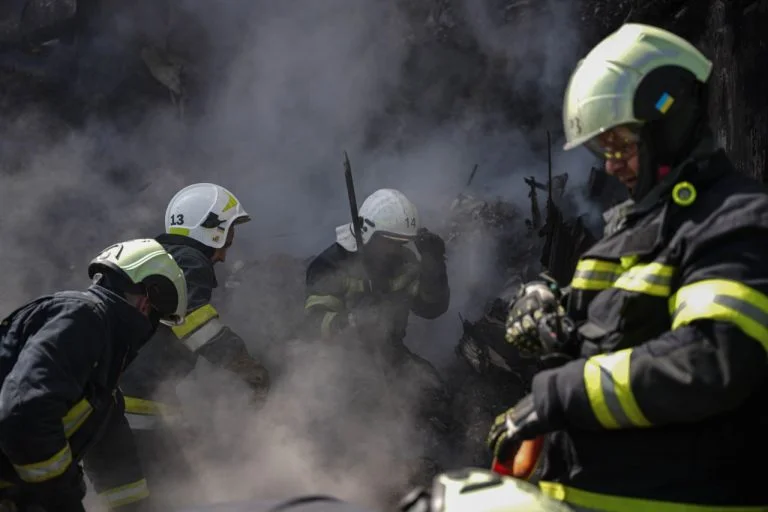 На Херсонщині рятувальники потрапили під російський обстріл