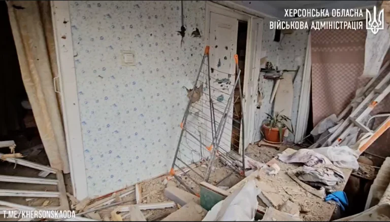 Херсонська ОВА показала наслідки сьогоднішнього ворожого обстрілу Херсона (відео)