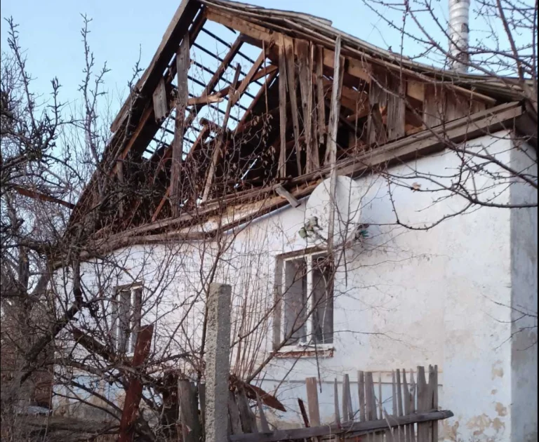 Армія РФ зруйнувала будинок настоятеля Михайлівського храму у Зміївці (фото)