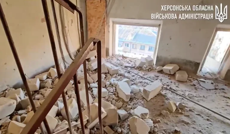У Херсоні внаслідок російських обстрілів зазнала руйнувань багатоповерхівка (відео)