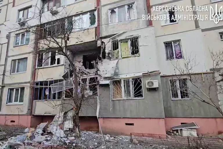 Росіяни вночі обстріляли Херсон: є постраждалі