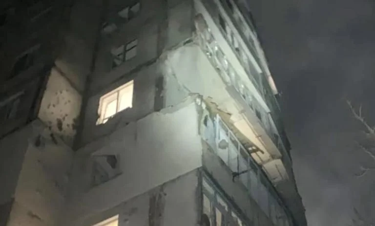 Уночі армія РФ завдала удару по багатоповерхівці в Херсоні