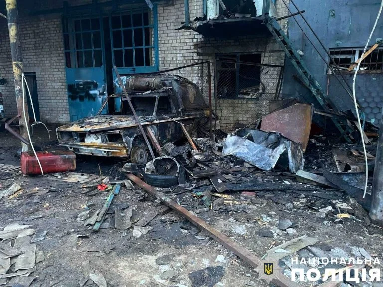 Пошкоджено квартири, будинки та гаражі: наслідки нічних обстрілів Херсона (відео)