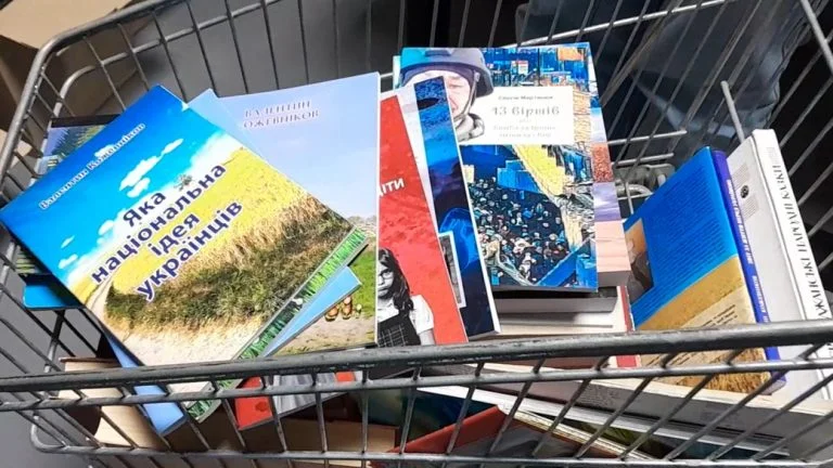 У Києві зібрали понад 140 книг для Миролюбівки на Херсонщині