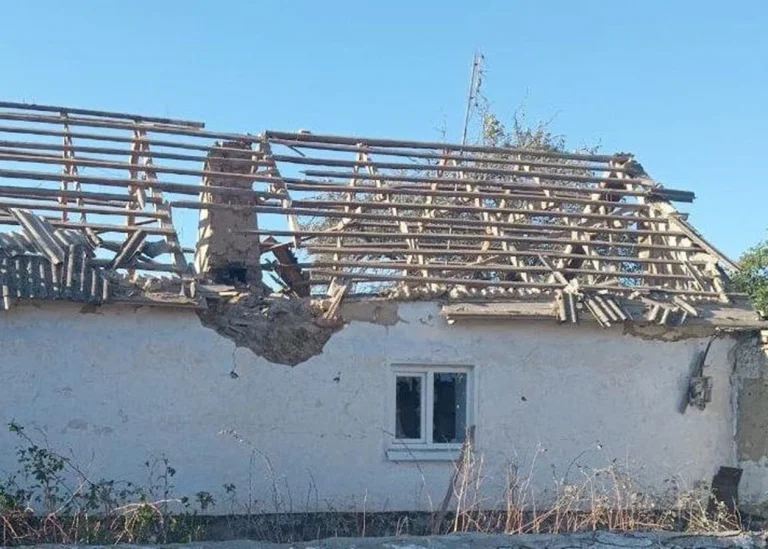 Російська армія обстріляла з артилерії Золоту Балку на Херсонщині: пошкоджено житловий будинок та авто