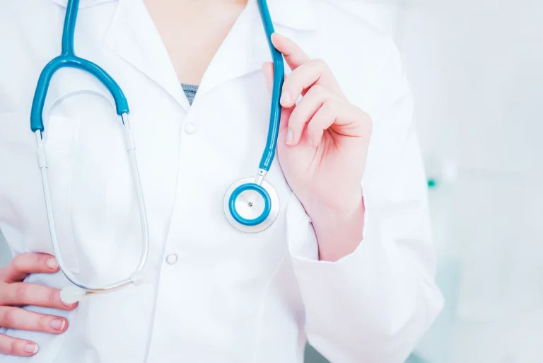 Медзаклади на лівобережжі Херсонщини укомплектовані лікарями на третину