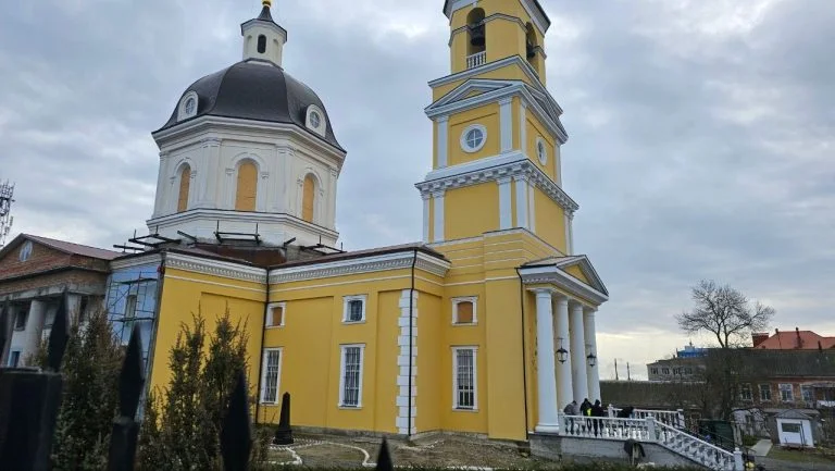 Унаслідок ворожих обстрілів зазнав руйнувань собор у Херсоні (фото, відео)