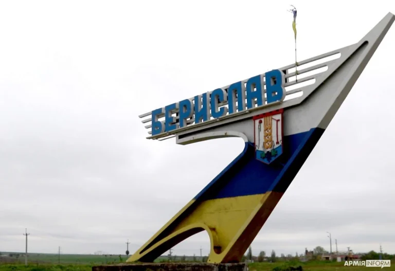 У мережі з’явилося відео зруйнованого спорткомплексу у Бериславі