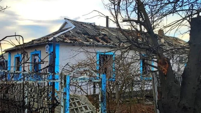 Росіяни атакували Бериславський район авіабомбами та дронами: є поранені