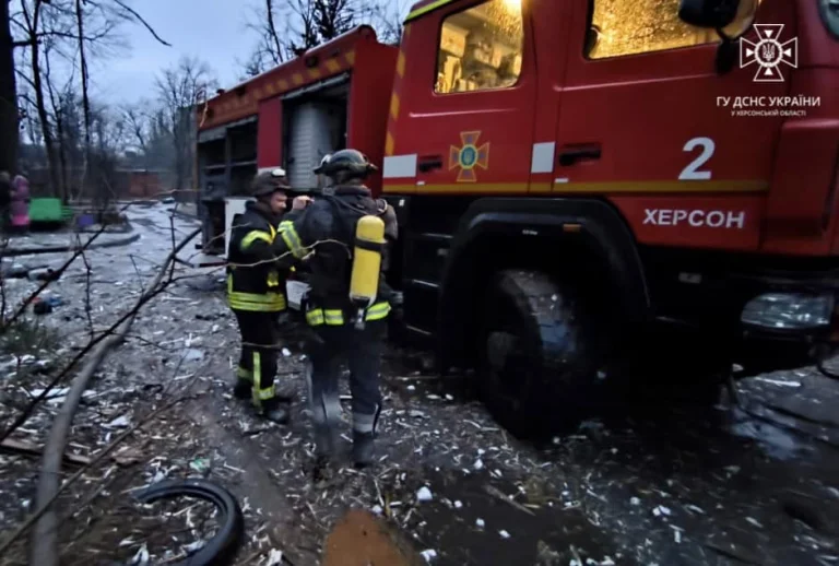 Через російські обстріли загорілась квартира у херсонській багатоповерхівці (фото)