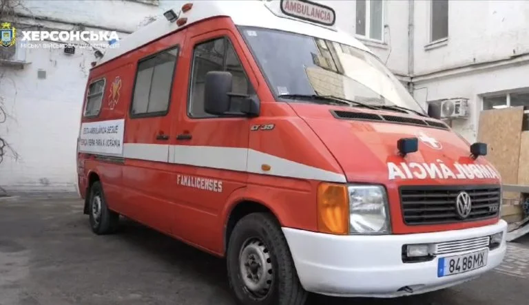Херсонська лікарня отримала автомобіль швидкої допомоги