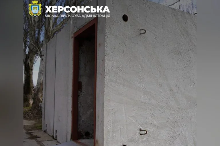 На одній з вулиць Херсона встановили укриття від обстрілів