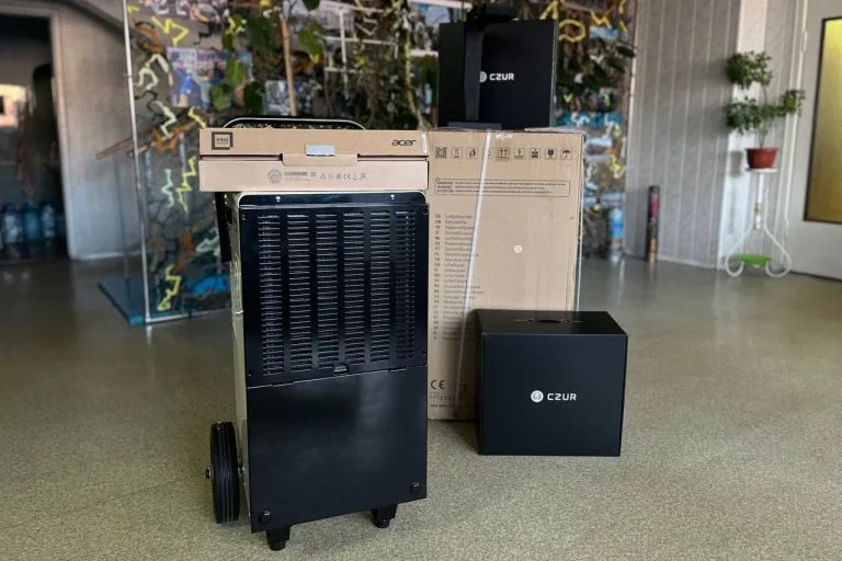 На Херсонщині держархіву області передали ноутбуки