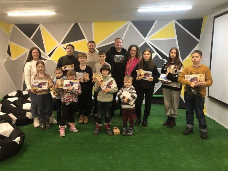 Діти, які проживають у Херсонській громаді, отримали планшети для навчання