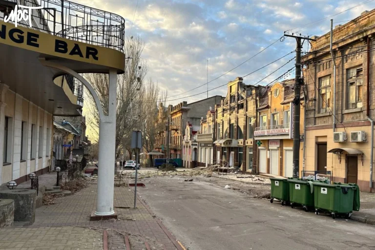 Російський обстріл зруйнував будівлю гуманітарного штабу (відео)