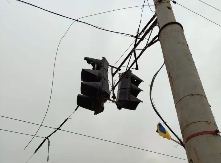Через російські обстріли у Херсоні не працює світлофор