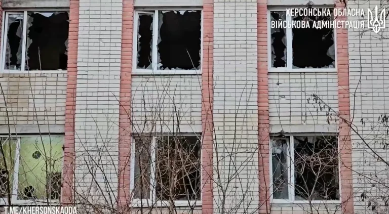 Через ранкові ворожі обстріли у Херсоні пошкоджено медзаклад