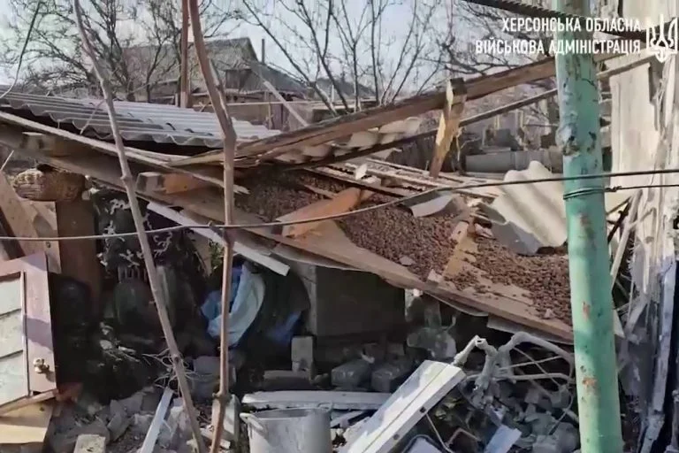 Російські військові обстріляли один з районів Херсона: є поранена