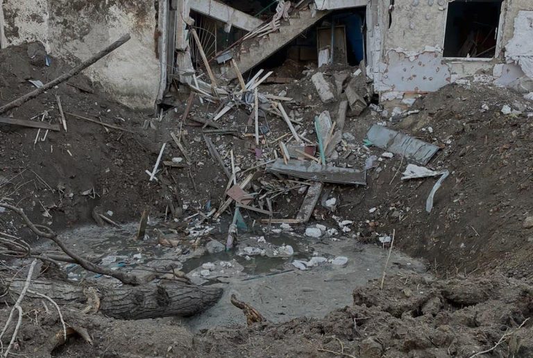 Наслідки авіаудару по п’ятиповерхівці в Херсоні (відео)