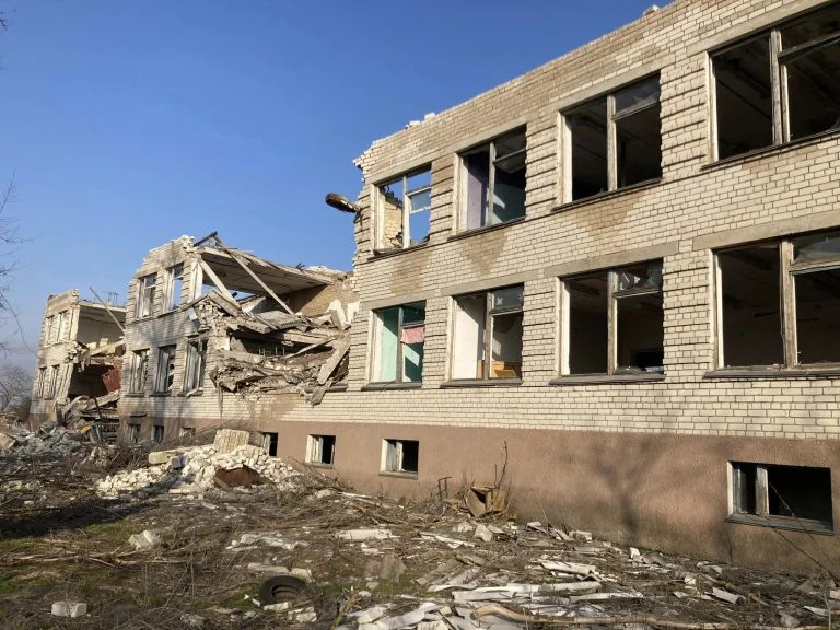 Унаслідок російської агресії зруйновано школу в селі Райське на Херсонщині (фото)
