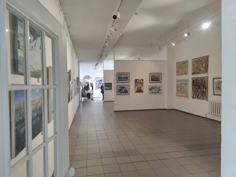 У Києві відкрилась виставка з роботами художників Херсонщини