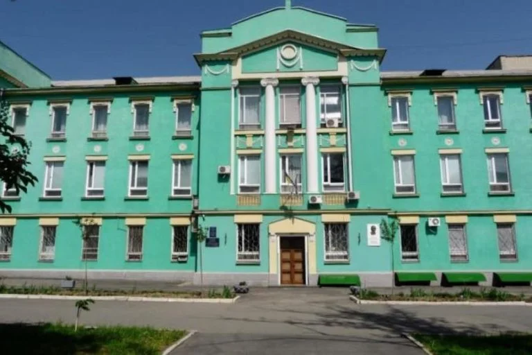 Сальдівець Денис Комаров продовжує заробляти на ремонтах у Херсоні