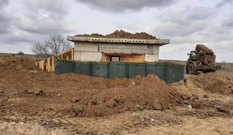 Будівництво укріплень на Херсонщині планують завершити у квітні 2024 року